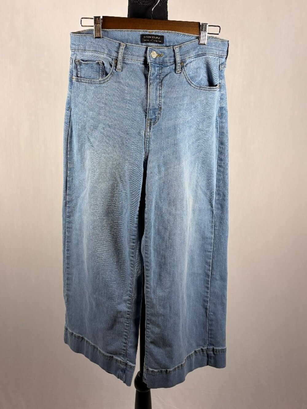 Banana Republic Curvy High-Rise Wide Leg Crop Jeans • Light Wash • Size 29/8